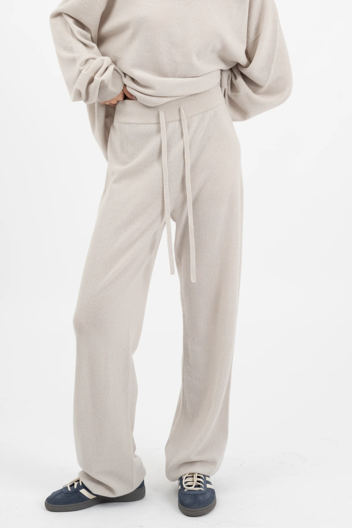 AW24_ECom_CASHI_Joggers_Greige_2