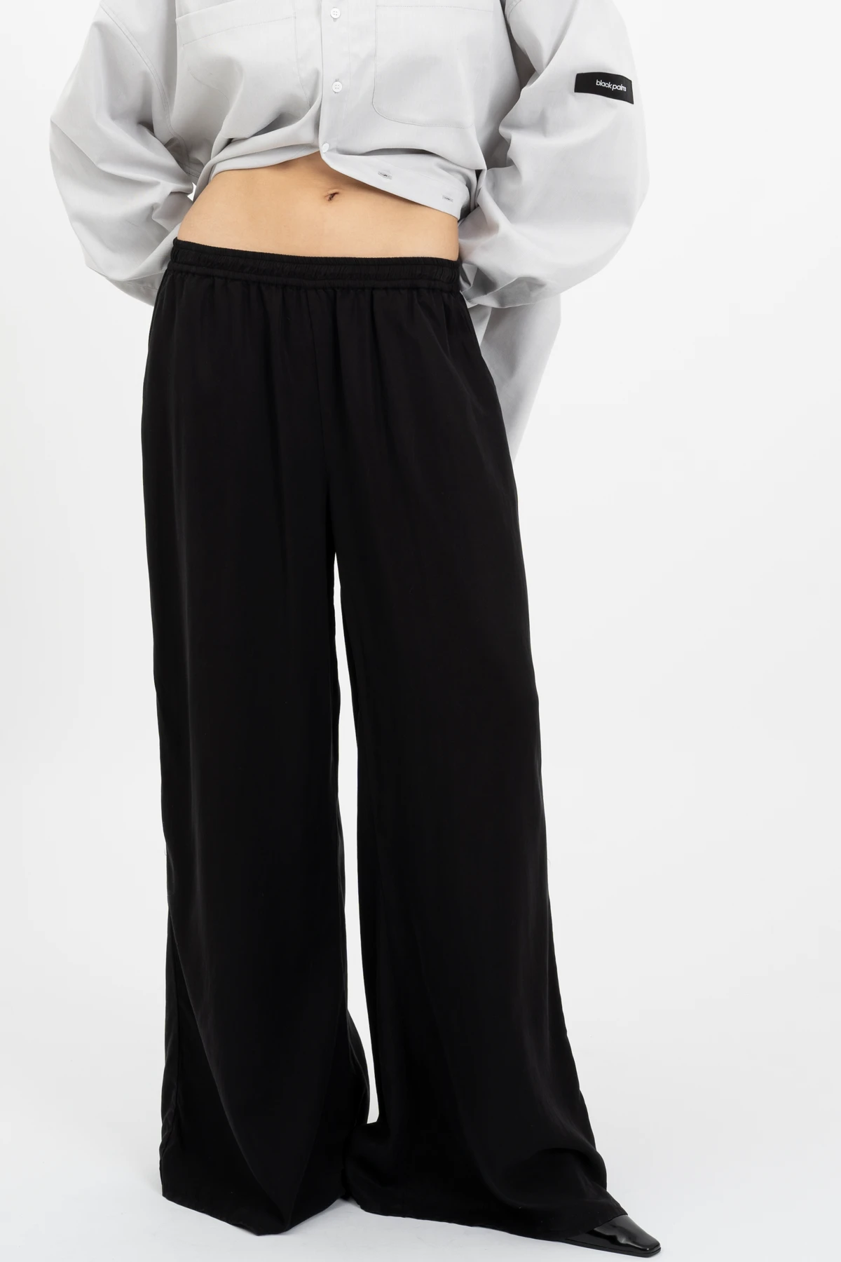 AW24_ECom_JONY_Flares_Black_1