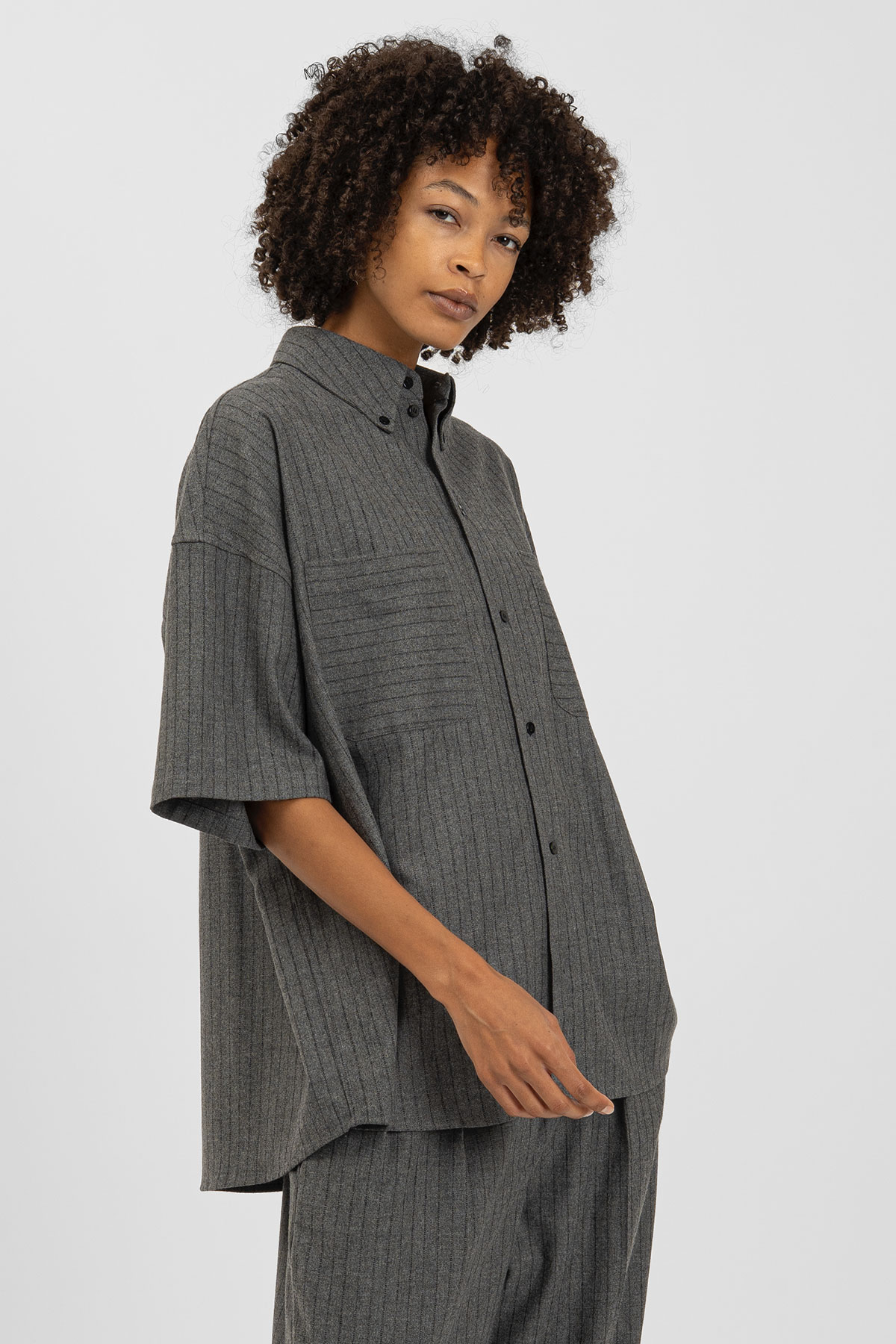 AW25_ECom_bp_BENJA_Short_Shirt_Pinstripe_Grey_2