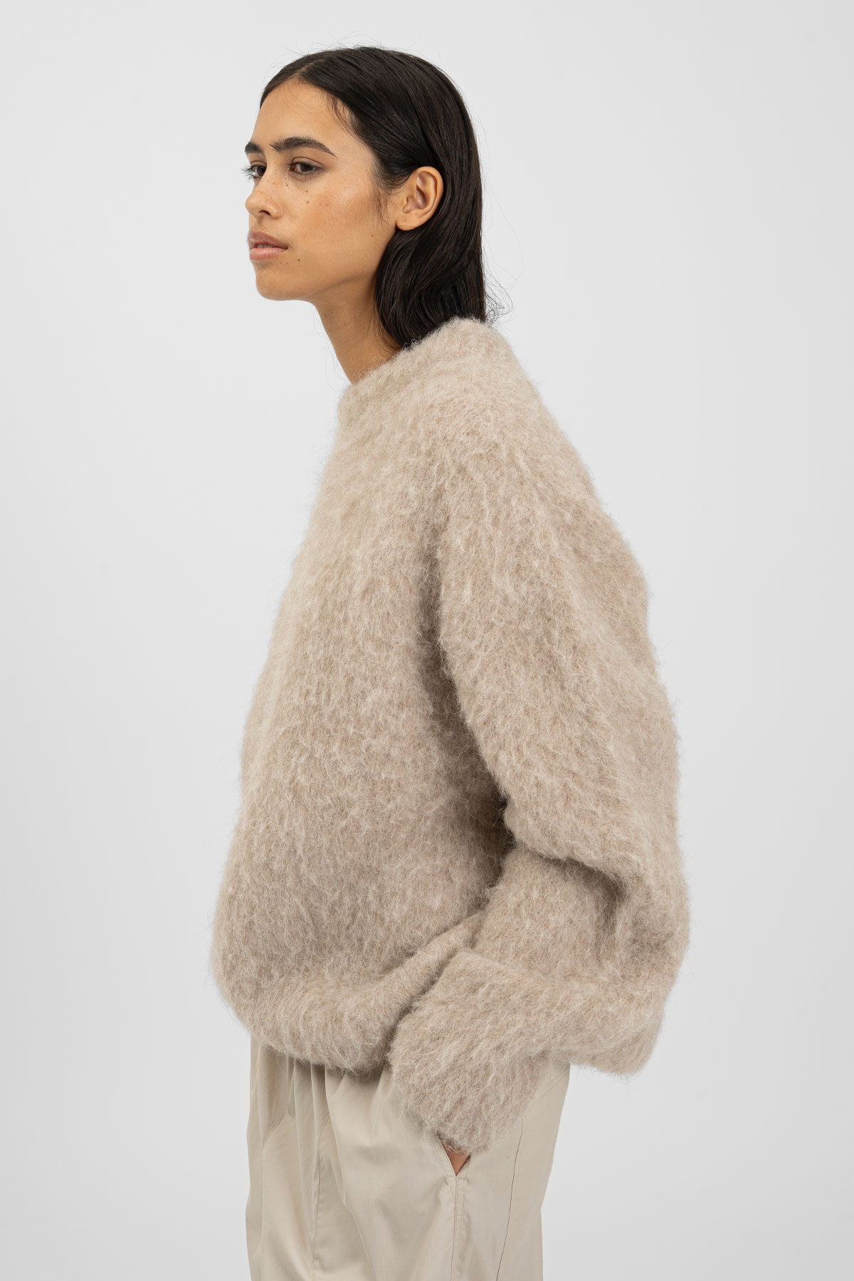 AW25_ECom_bp_MOMO_Sweater_Sand_3