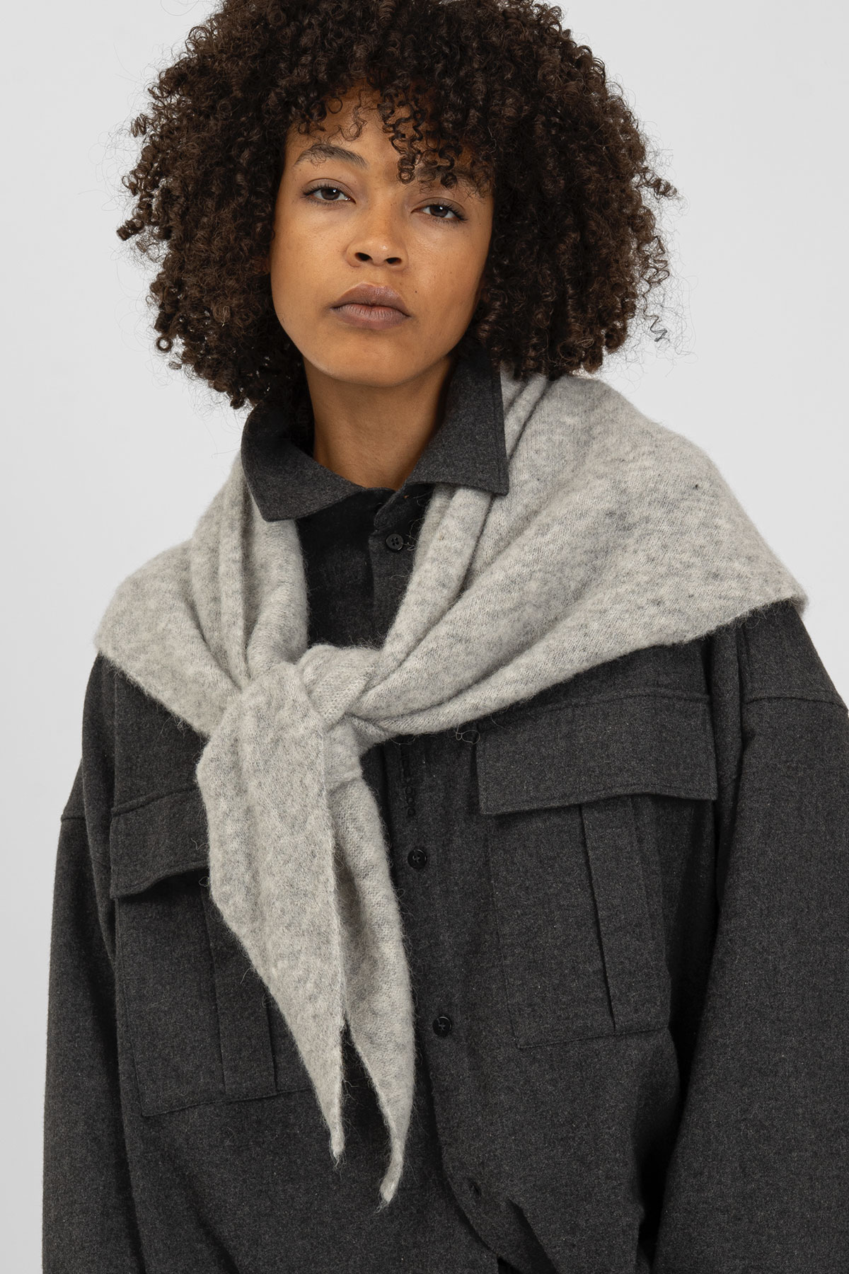 AW25_ECom_bp_TRIANGLE_Maxi_Scarf_Light_Grey_2
